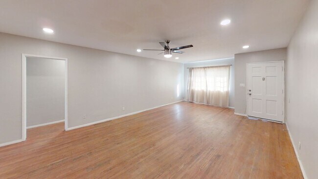 Building Photo - 8BD/4BA on Rockford! Great Yard!