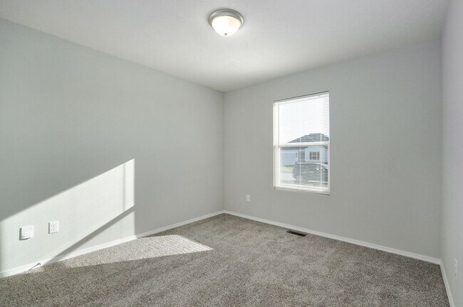 Building Photo - Modern 3 Bed / 2 Bath Home