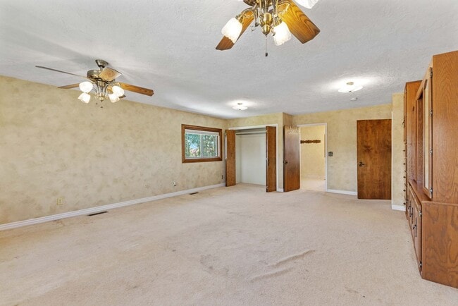 Building Photo - 4 BED 2.5 BATH HOME IN REXBURG