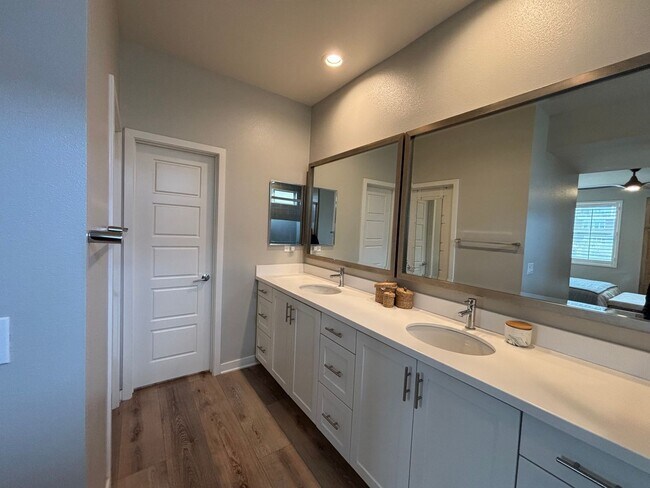 Building Photo - Updated 4 Bedroom 3.5 bath Condo located i...