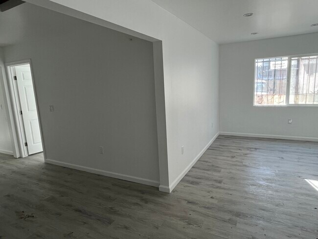 Building Photo - 820 W 42nd St
