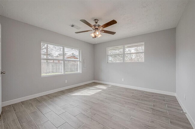 Building Photo - 300 Lane Dr