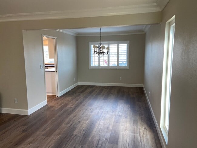 Building Photo - Updated 5 Bed, 3 Bath in Lomas Santa Fe Hi...