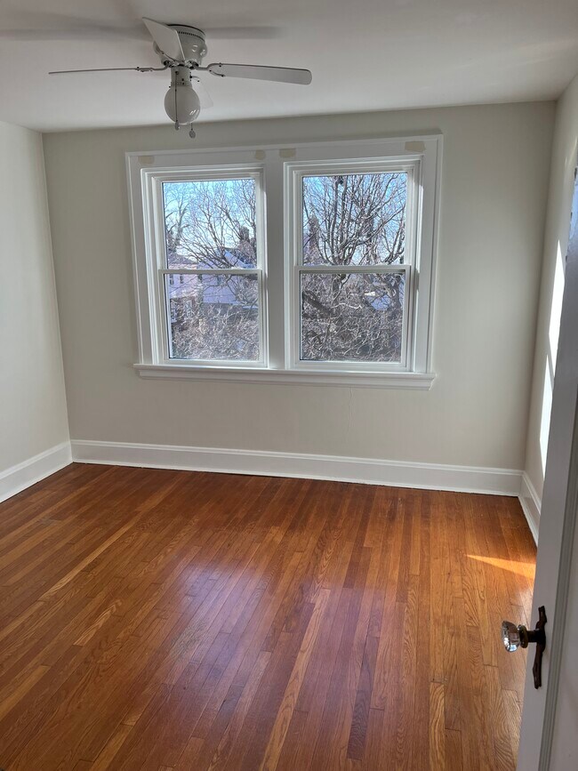 Building Photo - 4964 Oaklawn Dr