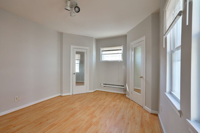 Building Photo - 1440 W Grange Ave
