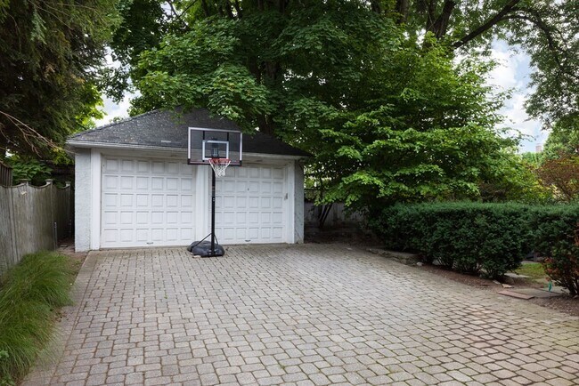 Building Photo - 17 Willow St