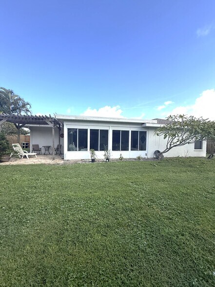 Building Photo - 590 NE Lima Vias