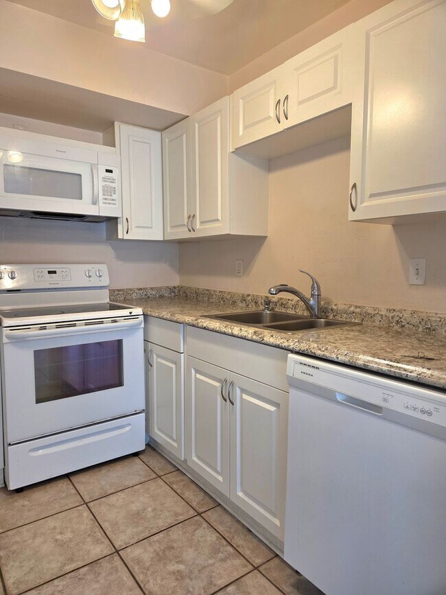 Building Photo - NEW PRICE / N Tamiami Trail / Townhouse