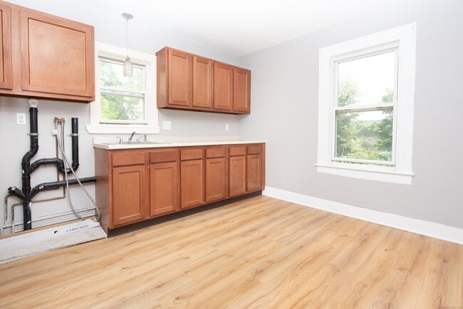 Building Photo - 6 Crescent St