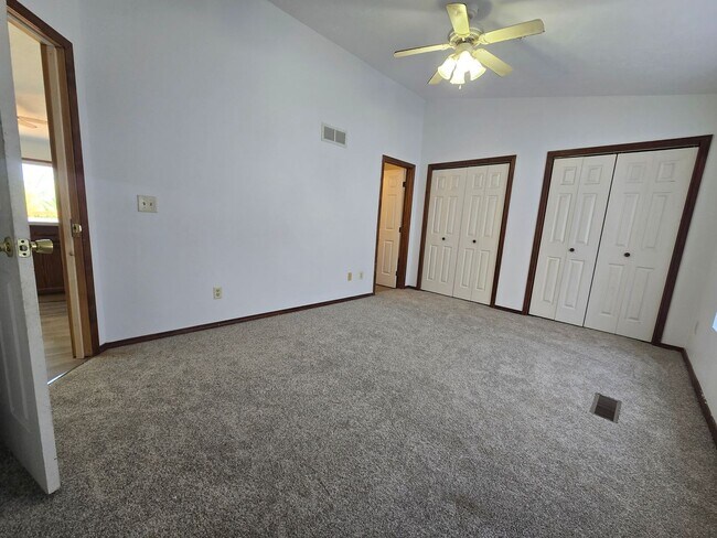 Building Photo - 3 Bedroom 2.5 Bathroom Duplex in Bloomington