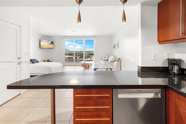 Building Photo - 2301 Collins Ave