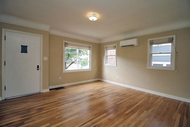 Building Photo - 6836 N Greenwich Ave