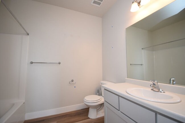 Building Photo - Bright Top Floor Condo with Tennis court, Pool, and Clubhouse