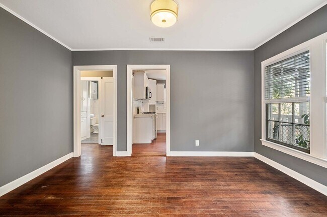 Building Photo - Charming Bryker Woods Retreat