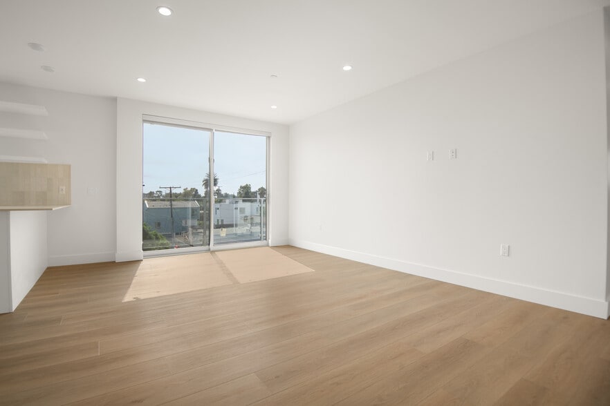 Building Photo - 4418 S Slauson Ave