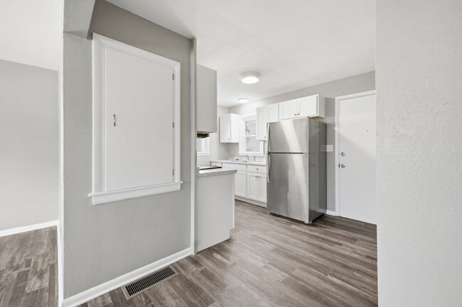 Building Photo - Move-In Ready 2 Bedroom Home with Basement Garage