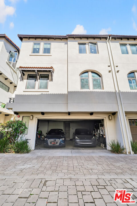 Building Photo - 5933 W Luna Park