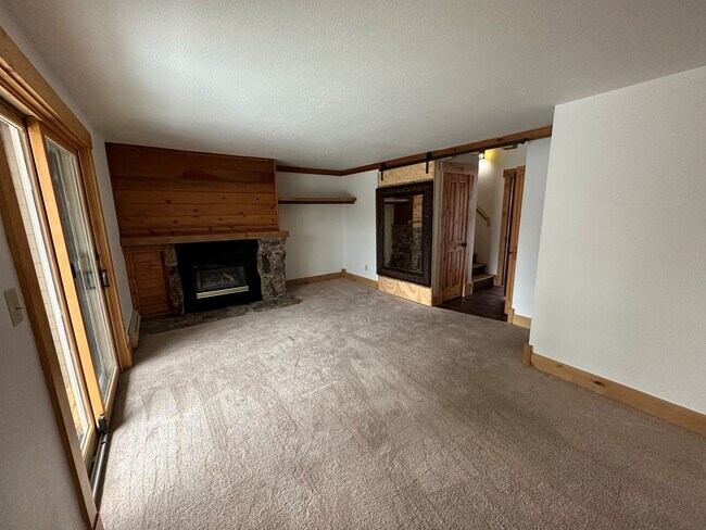 Building Photo - 3 Bedroom, 3.5 Bath Open Floor Plan Townhome