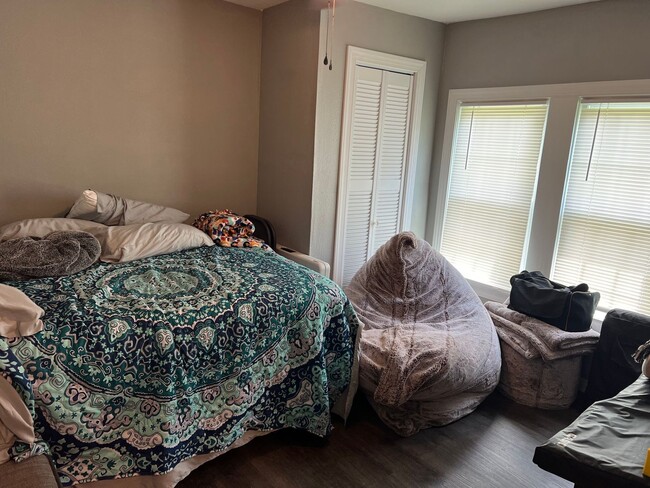 Building Photo - Comfort and Convenience : 3 Bedroom 2 Bath...