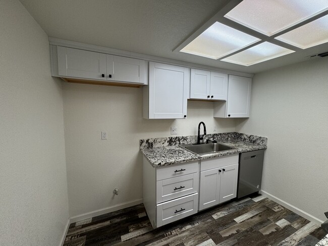 Building Photo - Adorable UPDATED 2bd/2bth duplex in Sacramento!