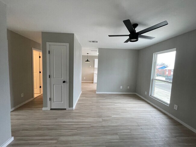 Building Photo - 1603 Benttree Dr
