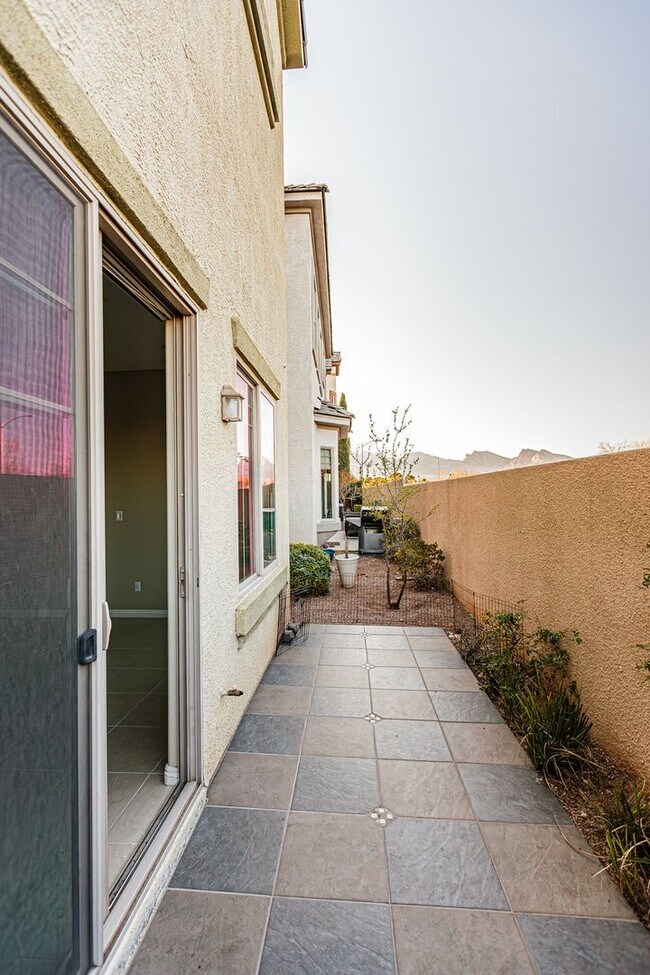 Building Photo - Queensridge Home