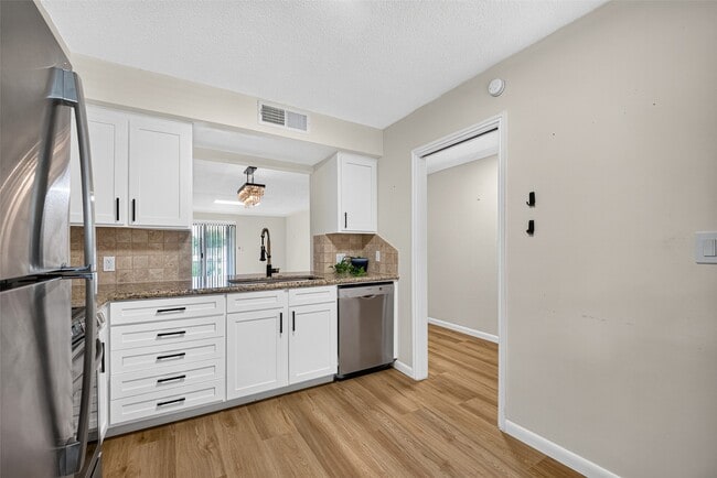 Building Photo - 6547 Bayou Glen Rd
