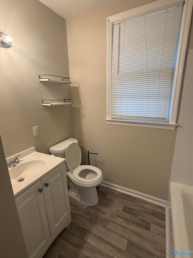 Building Photo - 2204 Bide a Wee Dr NE