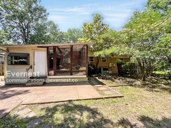 Building Photo - 401 Oak Ln