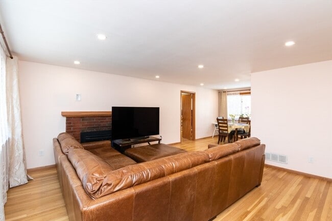 Building Photo - 22 Livoli Rd