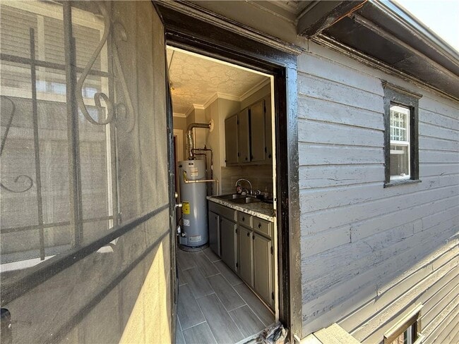 Building Photo - 117 Vine St SW