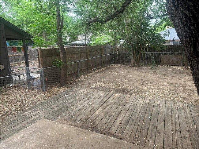 Building Photo - 6907 Woodhue Dr