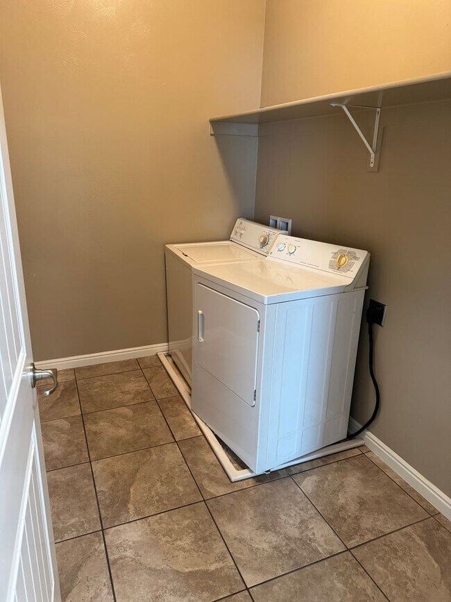 Building Photo - Highly Desirable Lakota Ridge!