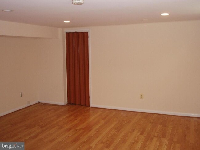 Building Photo - 9912 Dickens Ave
