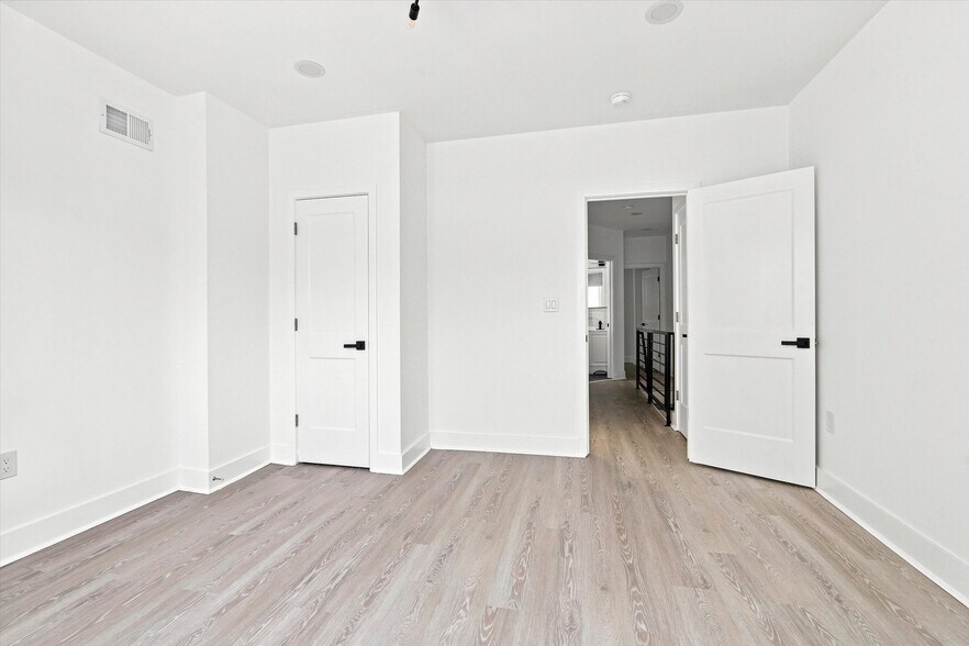 Building Photo - 5044 Parrish St
