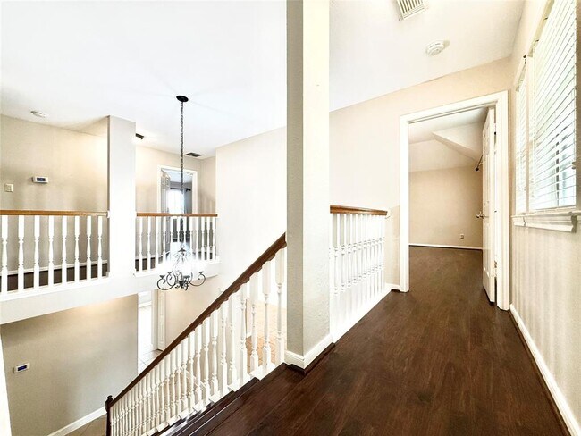 Building Photo - 626 Clarenda Falls Dr