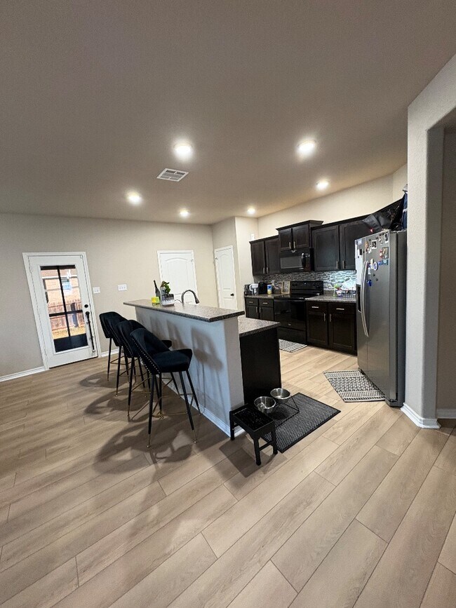 Building Photo - 6708 Oliver Loving Dr