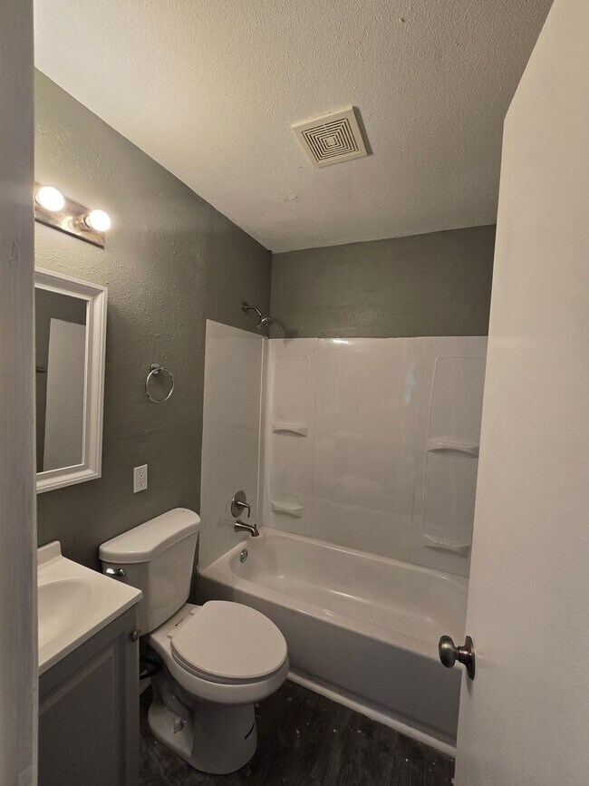 Building Photo - Renovated Duplex ready now