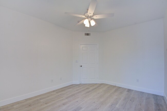 Building Photo - Gorgeous two bedroom two bathroom condo in...