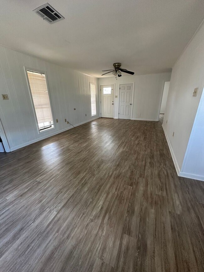Building Photo - Updated 3 Bedroom 1.5 Bath Home in Gray