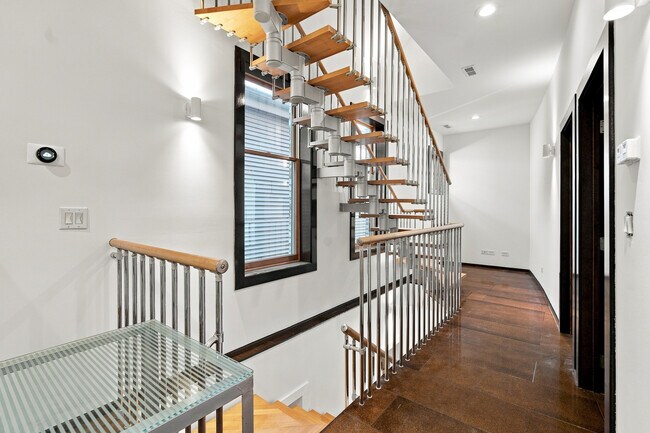 Building Photo - 2334 W Medill Ave