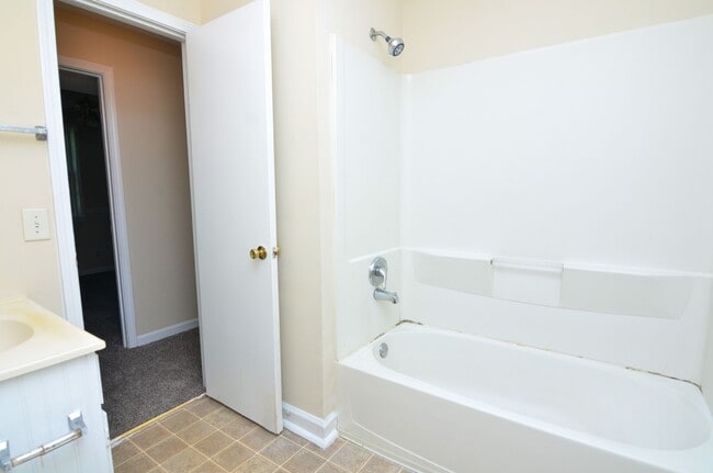 Building Photo - 708 Heidi Ct