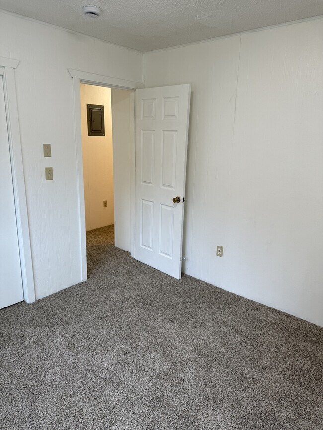 Building Photo - 100 B St