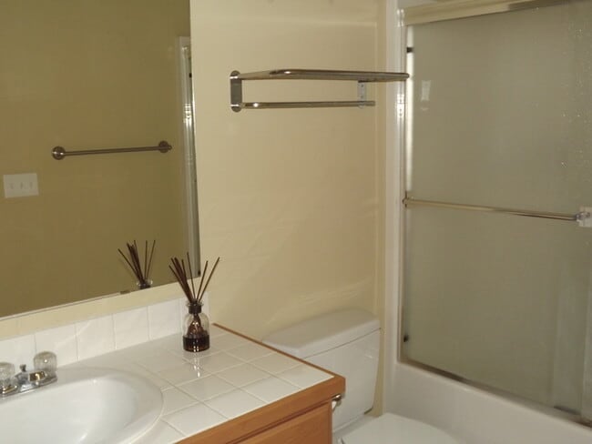 Building Photo - Spectacular 3 Bedroom Condo in "Alicia Mea...