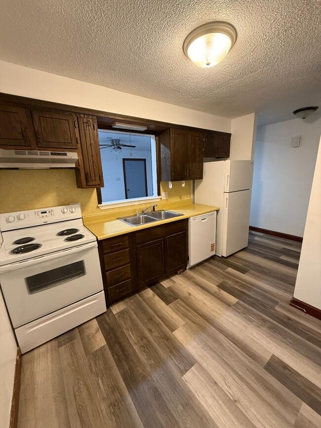 Building Photo - 2305 Southridge Dr