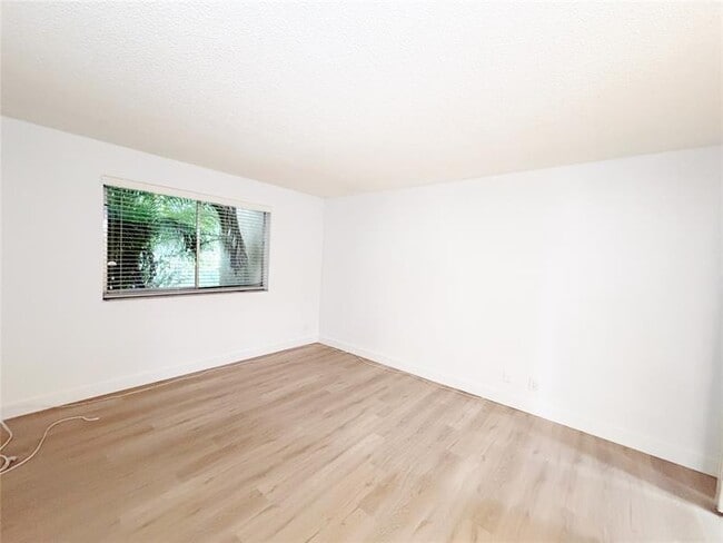 Building Photo - 709 Gardens Dr
