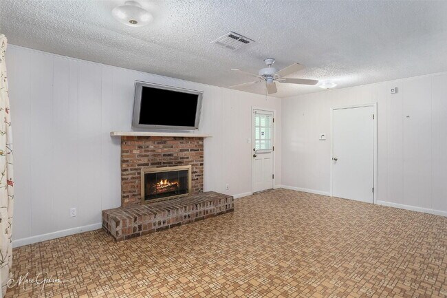 Building Photo - "Charming 2-Bedroom Retreat with Spacious ...