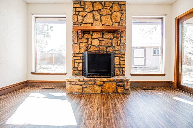 Building Photo - 3 Bed 1.5 Bath in Carl Albert School District