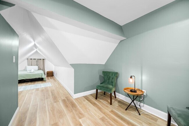 Building Photo - 906 Villa Ave