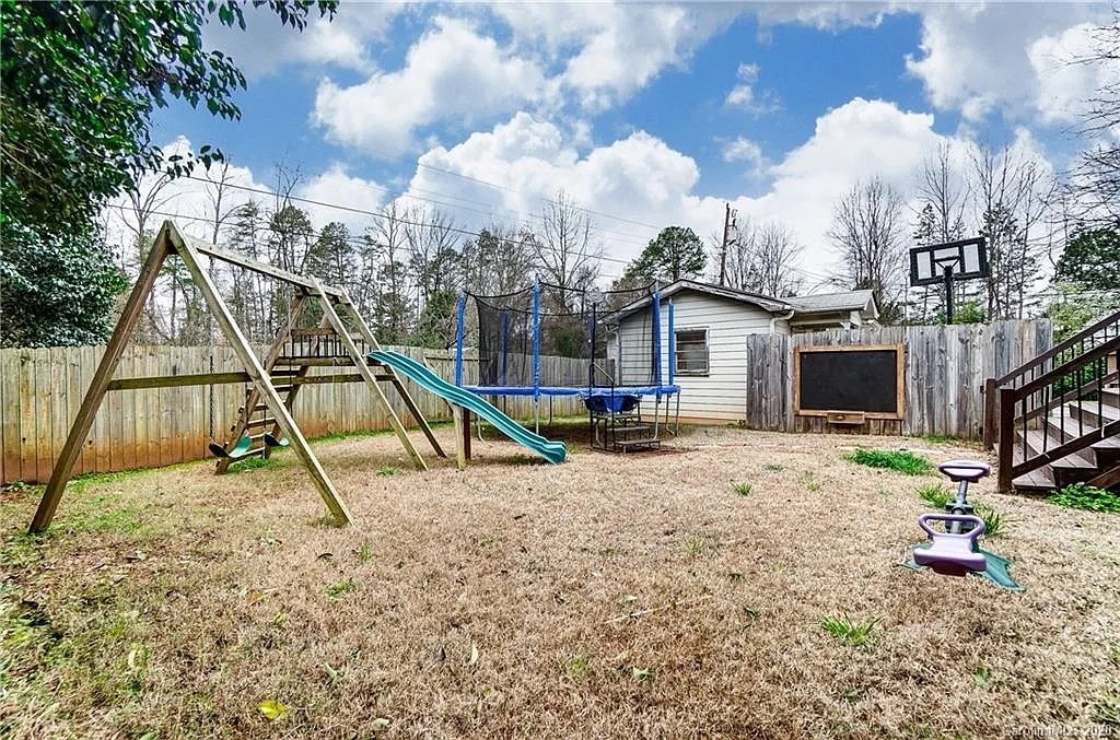 Building Photo - 10700 Forest Dr